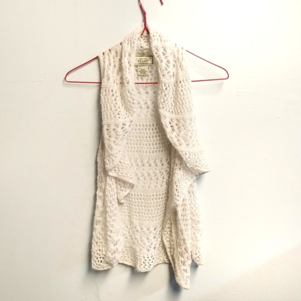 NWOT At Last White Knitwear Sleeveless Cardigan